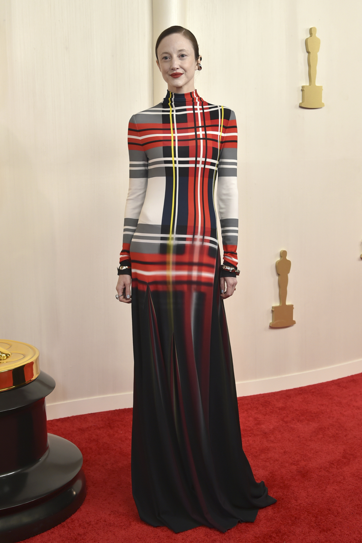 Herečka Andrea Riseborough v kreácii Loewe.