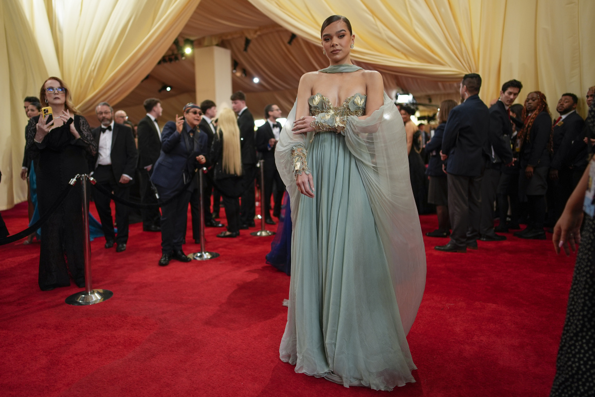 Herečka Hailee Steinfeld v kreácii Elie Saab Haute Couture.