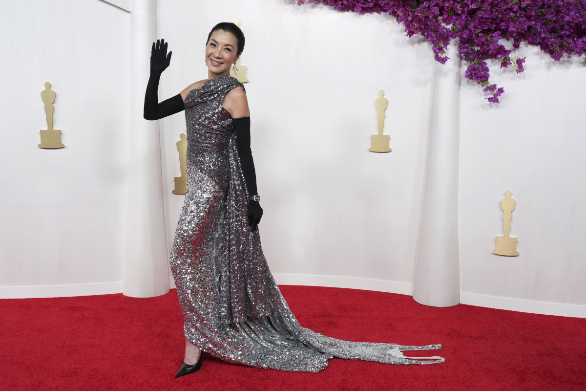 Herečka Michelle Yeoh v trblietavej róbe Balenciaga.