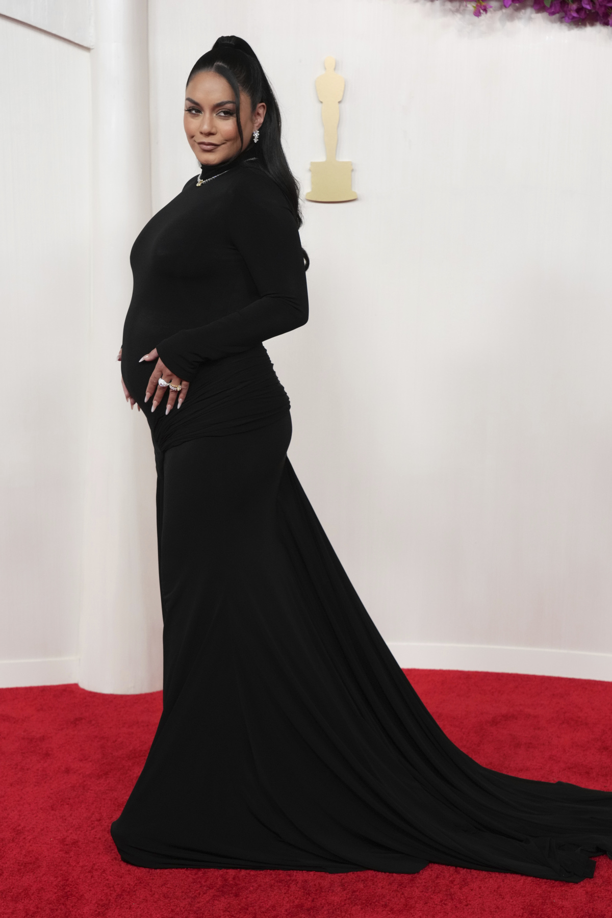 Tehotná Vanessa Hudgens v kreácii Vera Wang Couture a so šperkmi Chopard.