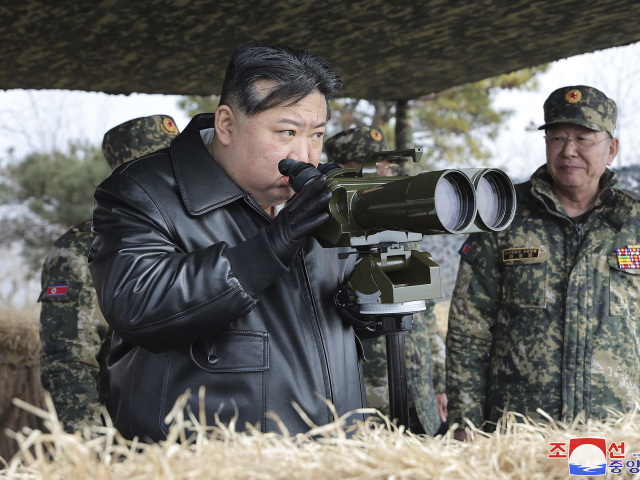 North Korea Kim Čong-un dalekohľad vojenske cvičenie