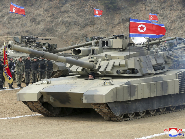 Na snímke poskytnutej severokórejskou vládou najvyšší vodca Kim Čong-un riadi tank nového typu v Severnej Kórei v stredu 13. marca 2024. Nezávisle sa nedá overiť hodnovernosť tejto snímky.