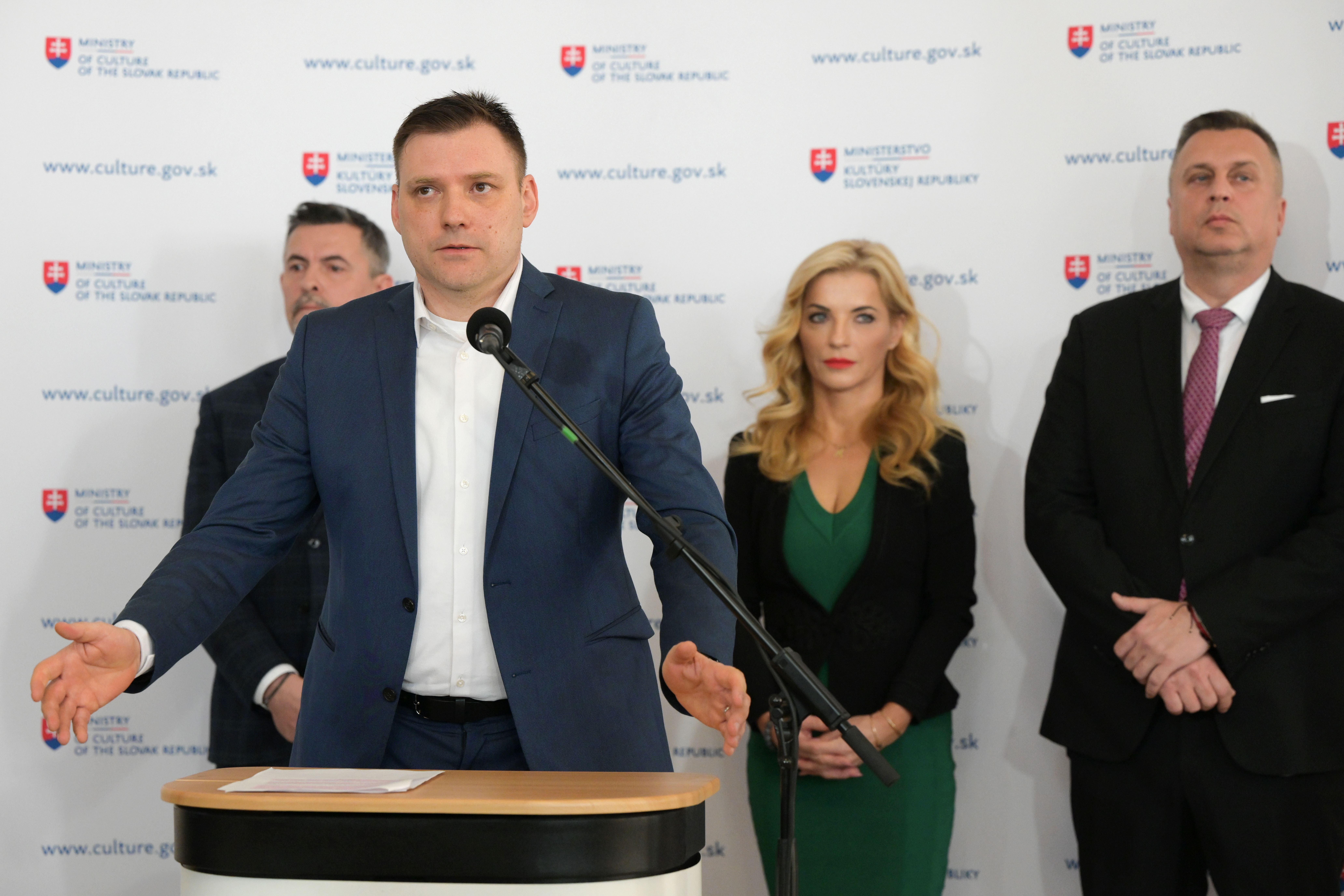 Na snímke v popredí podpredseda vlády a minister životného prostredia SR Tomáš Taraba (nominant SNS), v pozadí zľava generálny tajomník služobného úradu Ministerstva kultúry SR Lukáš Machala, ministerka kultúry SR Martina Šimkovičová (nominantka SNS) a podpredseda NR SR Andrej Danko (SNS) počas tlačovej konferencie na tému Návrh zákona o Slovenskej televízii a rozhlase, ktorý Ministerstvo kultúry SR predložilo do medzirezortného pripomienkového konania, vo štvrtok 14.marca 2024 v Bratislave.