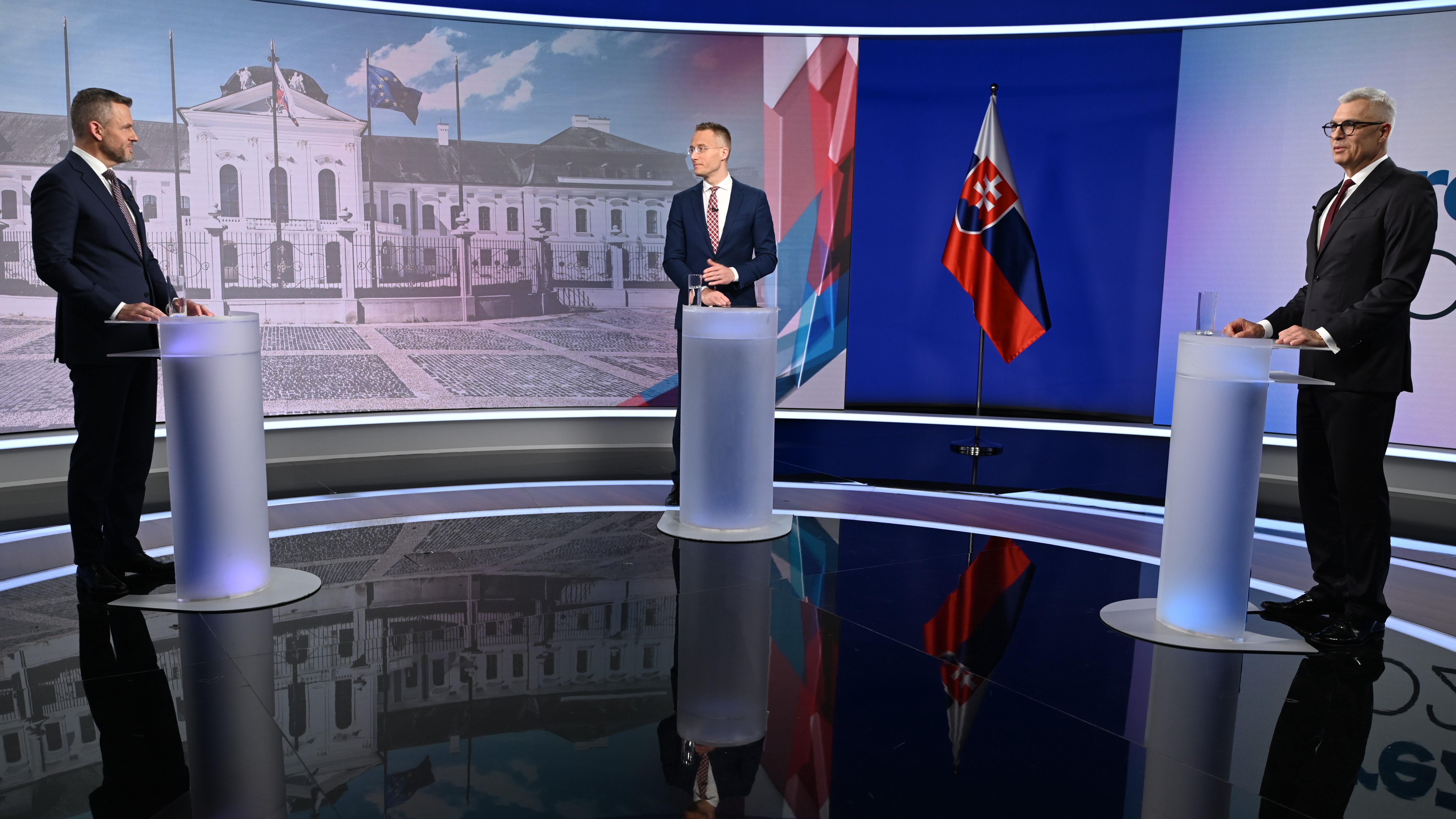 Peter Pellegrini, Michal Kovačič a Ivan Korčok počas prezidentskej debaty.