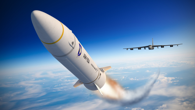 Takto si marketingové oddelenie spoločnosti Lockheed Martin predstavuje odpaľovanie rakety AGM-183A ARRW zo strategického bombardéra B-52. Jedna strela vychádza na 18 miliónov dolárov, čo extrémne veľa.