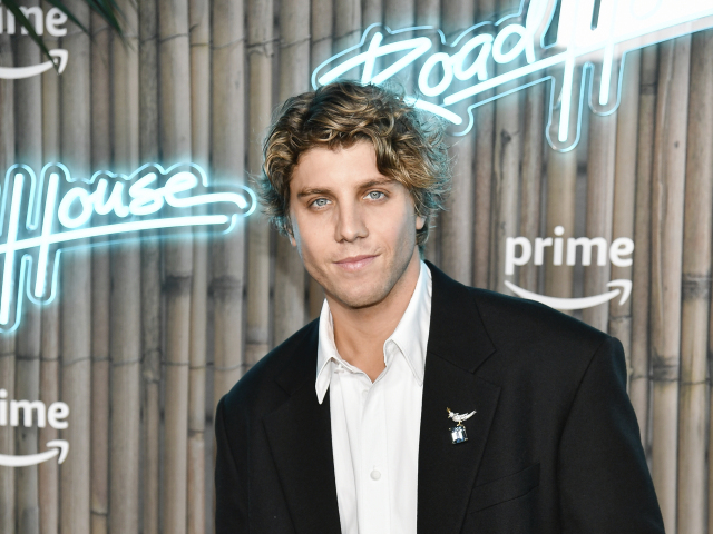 Lukas Gage na premiére projektu Road House.