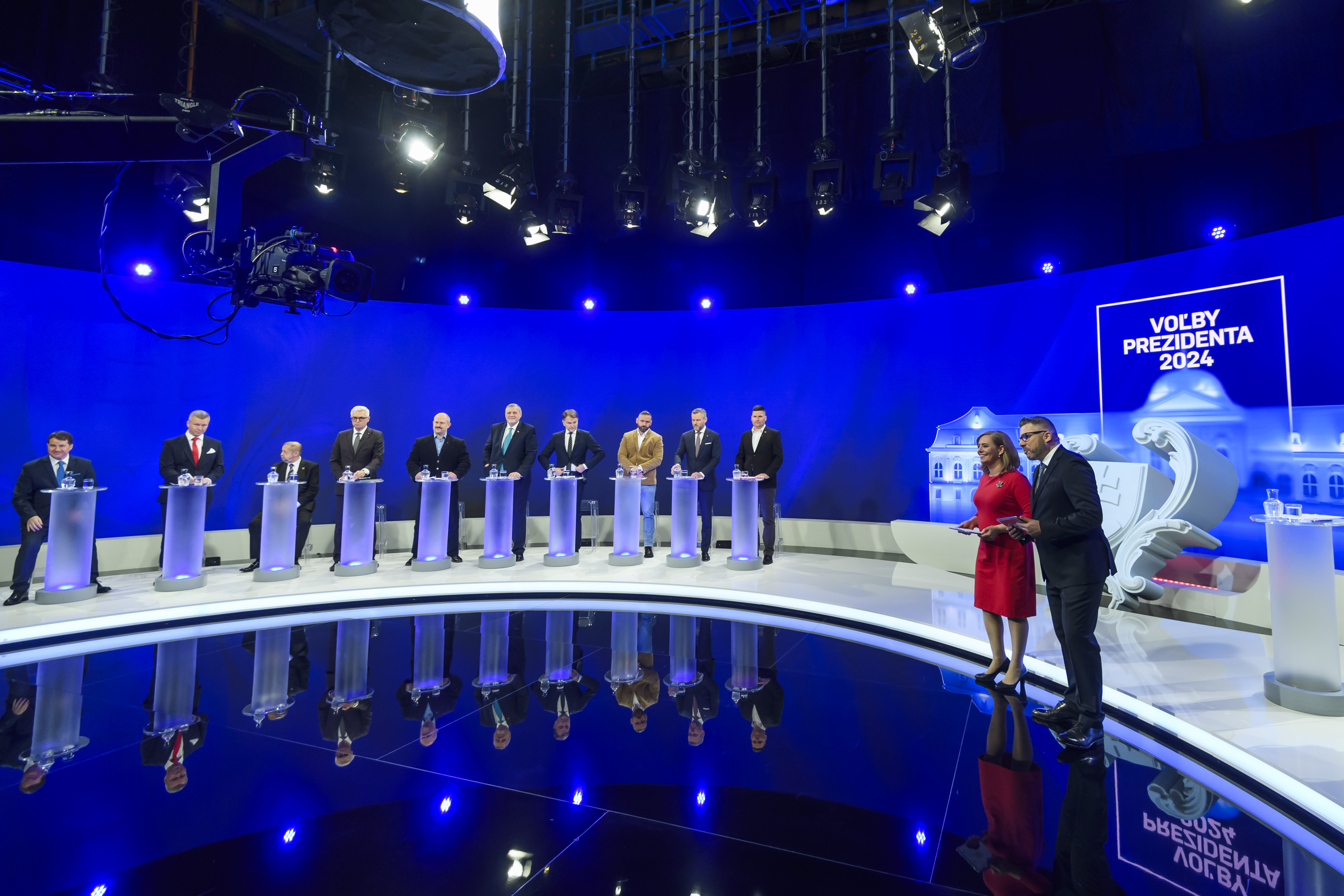 Na snímke kandidáti na prezidenta SR, zľava Patrik Dubovský, Krisztián Forró, Štefan Harabin, Ivan Korčok, Marian Kotleba, Ján Kubiš, Igor Matovič, Milan Náhlik, Peter Pellegrini, Róbert Švec a moderátori Marta Jančkárová a Marek Makara počas poslednej diskusie prezidentských kandidátov pred 1. kolom prezidentských volieb na pôde RTVS v Bratislave 20. marca 2024.