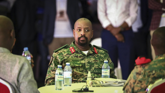Ugandský prezident Yoweri Museveni prepustil svojho syna Muhooziho Kainerugabu z funkcie veliteľa pozemných síl v utorok 4. októbra 2022 po tom, ako syn na Twitteri pohrozil obsadením hlavného mesta susednej Kene, čo vyvolalo vo východnej Afrike všeobecné znepokojenie. Teraz sa javí, že v rodine je všetko urovnané, lebo 21. marca 2024 svojho syna vymenoval rovno za najvyššieho veliteľa ozbrojených síl Ugandy.