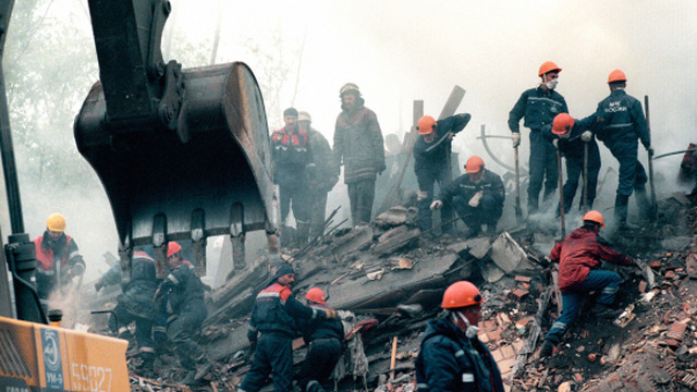 Záchranárske práce na jednom zo zničených domov na Kaširskom bulváre 14. septembra 1999. Zinscenovaný teroristický útok ruskou FSB poslúšil vládre Vladimíra Putina na začatie druhej čečenskej vojny a totálne zničenie mesta Groznyj.