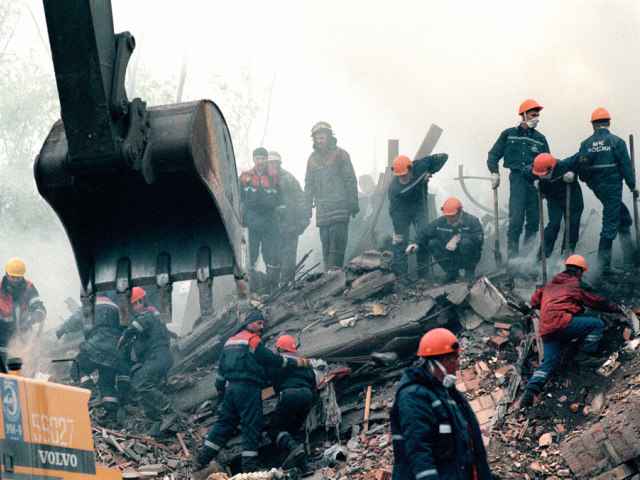 Záchranárske práce na jednom zo zničených domov na Kaširskom bulváre 14. septembra 1999. Zinscenovaný teroristický útok ruskou FSB poslúšil vládre Vladimíra Putina na začatie druhej čečenskej vojny a totálne zničenie mesta Groznyj.