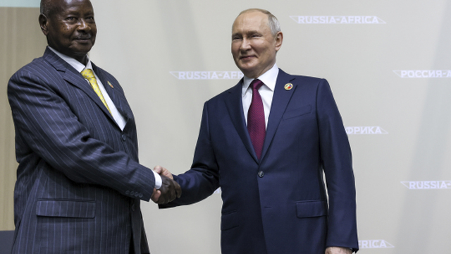 Prezident Ugandskej republiky Yoweri Kaguta Museveni (vľavo) veľmi dobre vychádza s ruským prezidentom Vladimírom Putinom. Na snímke si podávajú ruky počas samitu Rusko - Afrika v ruskom Petrohrade vo štvrtok 27. júla 2023.
