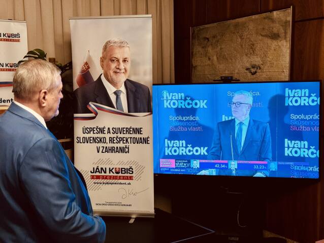 Ján Kubiš počas volebnej noci.