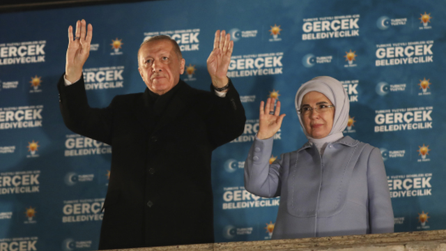Turecký prezident a líder Strany spravodlivosti a rozvoja (AKP) Recep Tayyip Erdogan a jeho manželka Emine Erdoganová na zhromaždení v Ankare 1. apríla 2024 pred sídlom srany.
Prezident a predseda AKP priznal, že v komunálnych voľby nedosiahli plánované výsledky. Erdogan nezískal kontrolu nad veľkými mestami, ale naopak jeho strana výrazne oslabila aj v menších mestách po celom Turecku.