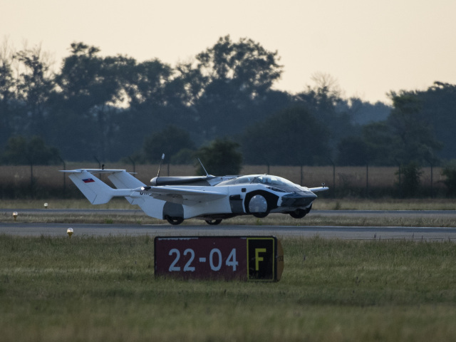 TOP SR Bratislava Aircar Auto Lietajúce Prílet BAX