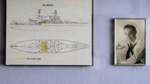 Na fotografii Lou Conter ako mladý námorník spolu s nákresom USS Arizona. Conter, posledný žijúci z tejto bojovej lode, ktorá vybuchla a potopila sa počas japonského bombardovania Pearl Harboru, zomrel v pondelok 1. apríla 2024 po zlyhaní srdca vo veku 102 rokov.