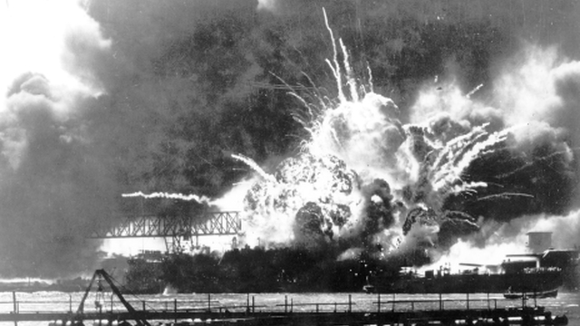 Na snímke amerického námorníctva torpédoborec USS Shaw exploduje po zásahu bombami počas japonského útoku na Pearl Harbor na Havaji 7. decembra 1941. Mnohí nazývajú námorníka USS Arizona Loua Contera a ďalších preživších hrdinami, on však takúto charakteristiku odmieta. Vždy tvrdil, že naopak hrdinami bolo všetkých 2 403 mužov, ktorí zahynuli pri útoku.