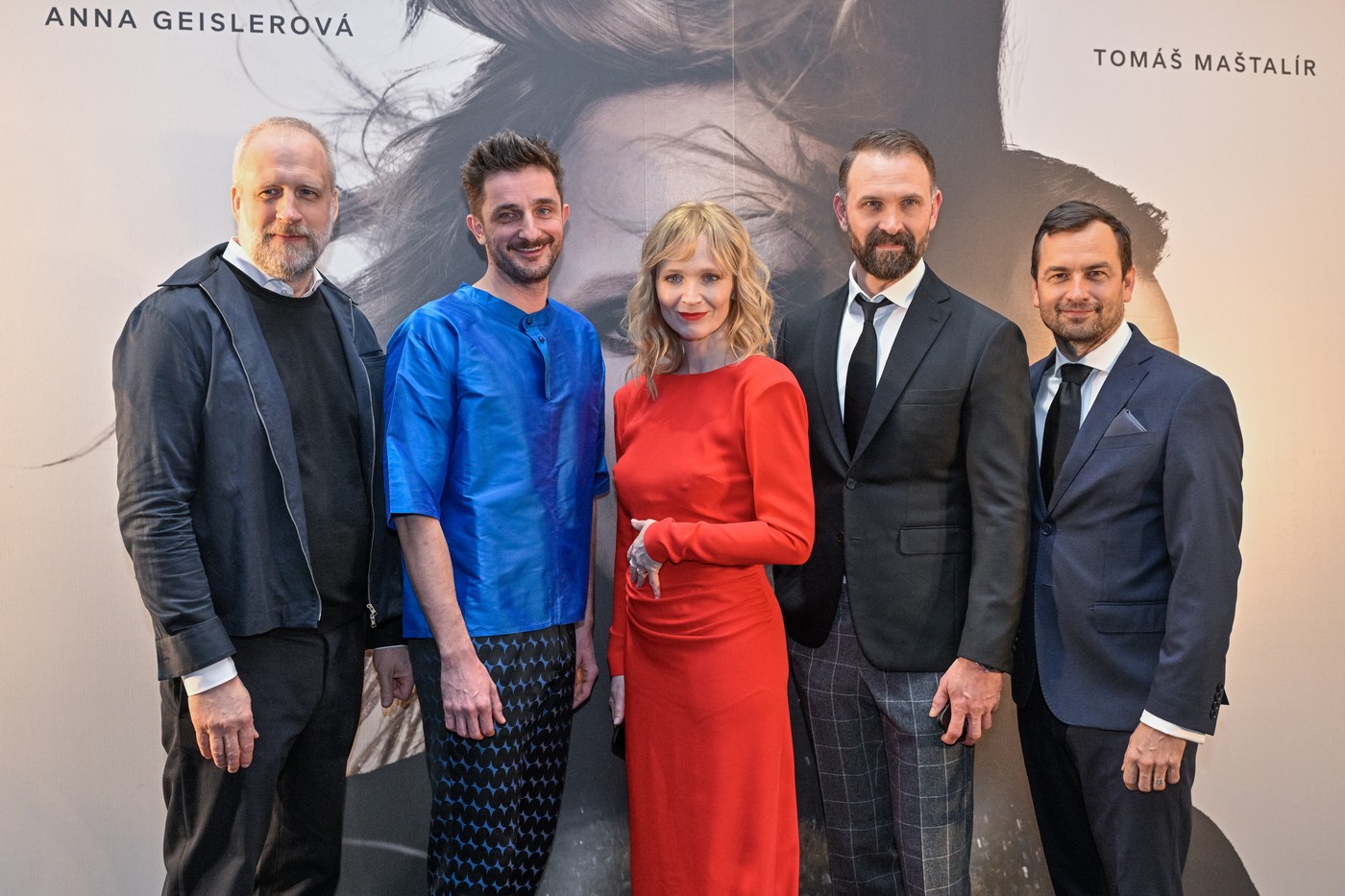 Zľava režisér Peter Bebjak, herci Michal Režný, Anna Geislerová, Tomáš Maštalír a producent Rasťo Šesták na premiére filmu Smršť v Prahe, 20. marca 2024.