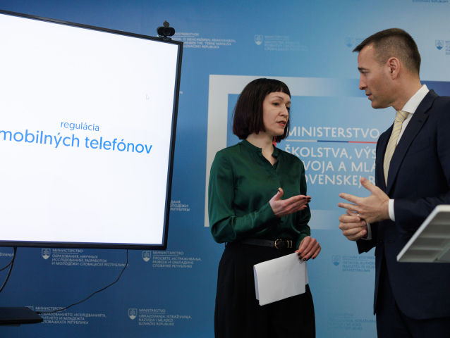 Lenka Svoradová a Tomáš Drucker o regulácii smartfónov v školách