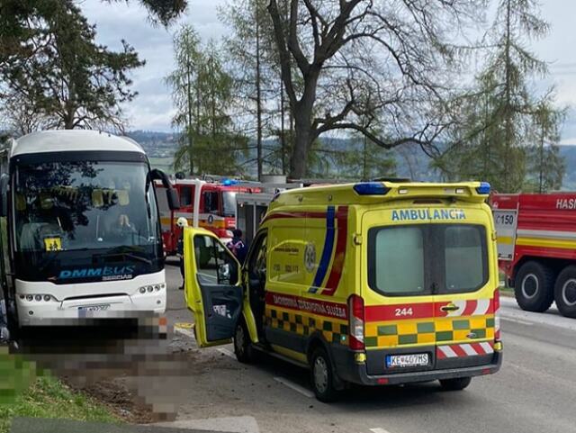 nehoda, autobus, záchranári, sanitka, hasiči