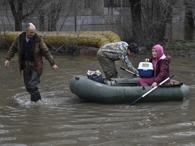 Rusko potopa, Orsk, voda, vytopené domy, člny,