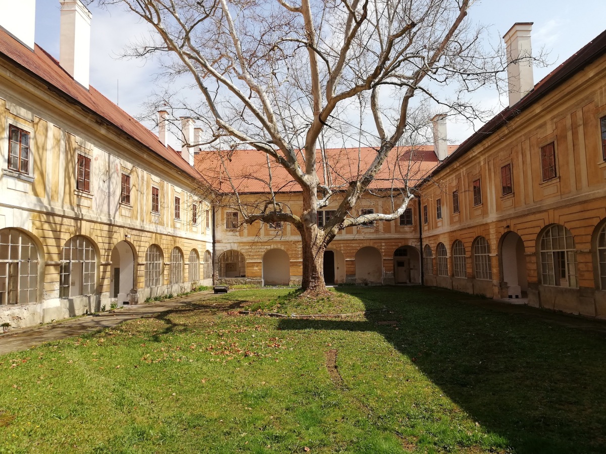 nádvorie