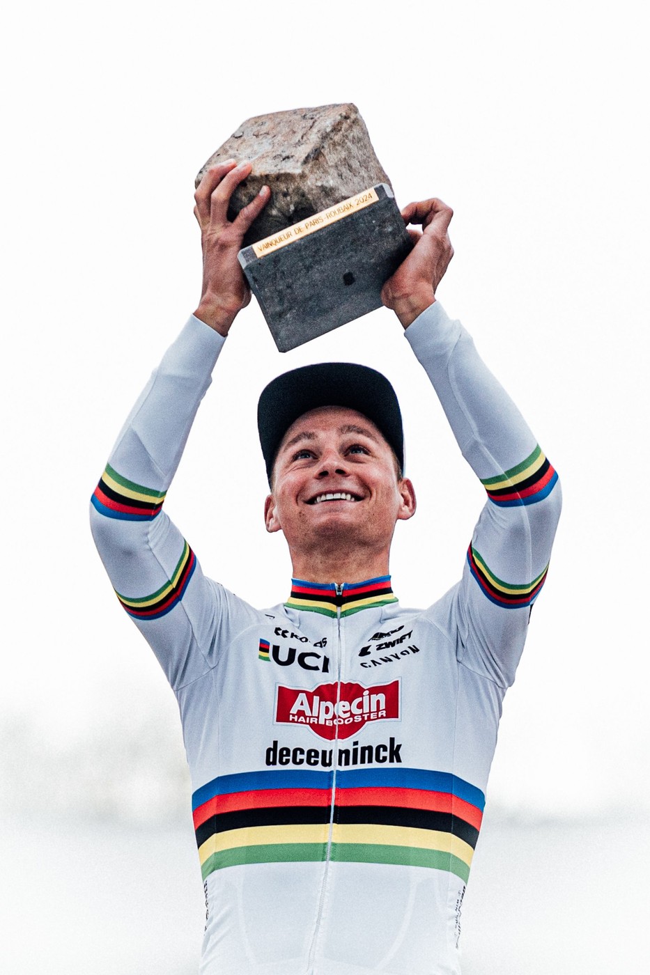 Mathieu van der Poel a slávna dlažobná kocka za víťazstvo.