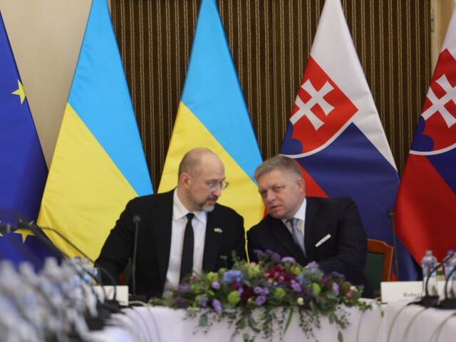 Robert Fico a Denys Šmyhal.