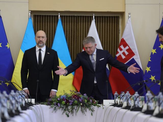 Robert Fico a Denys Šmyhal.
