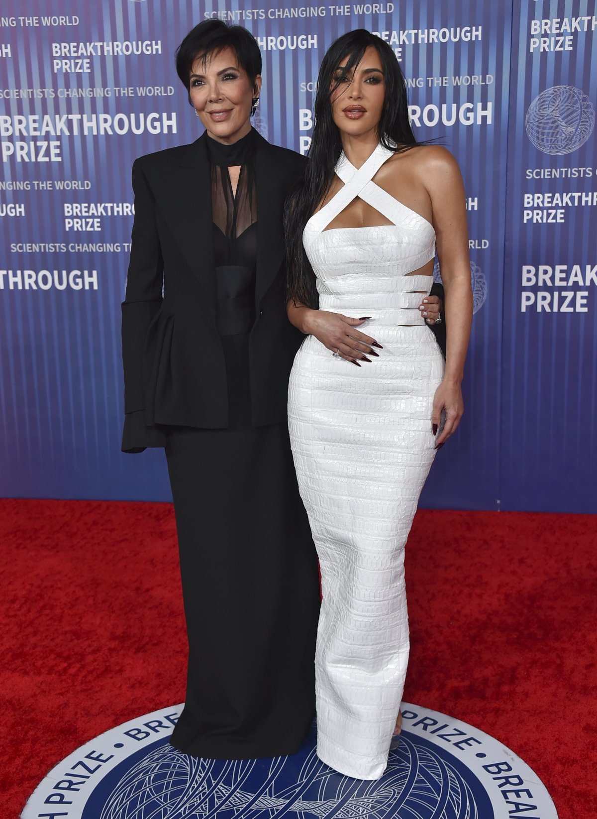 Kim Kardashian (vpravo) a jej mama Kris Jenner