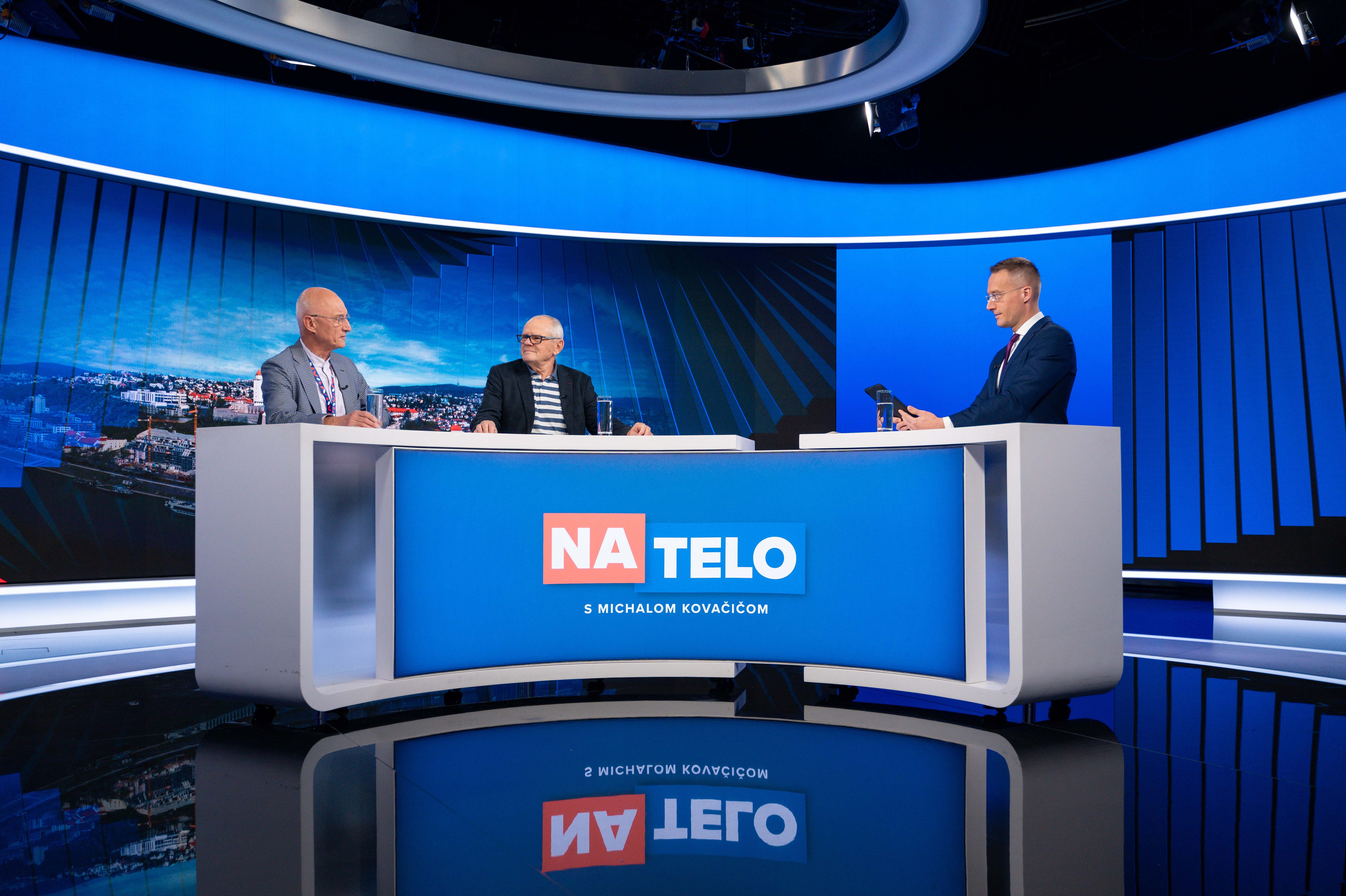Do politického duelu Na telo prišli s moderátorom Michalom Kovačičom (vpravo) diskutovať podporovatelia prezidentských kandidátov – Jozef Banáš (vľavo) a Milan Kňažko (v strede).