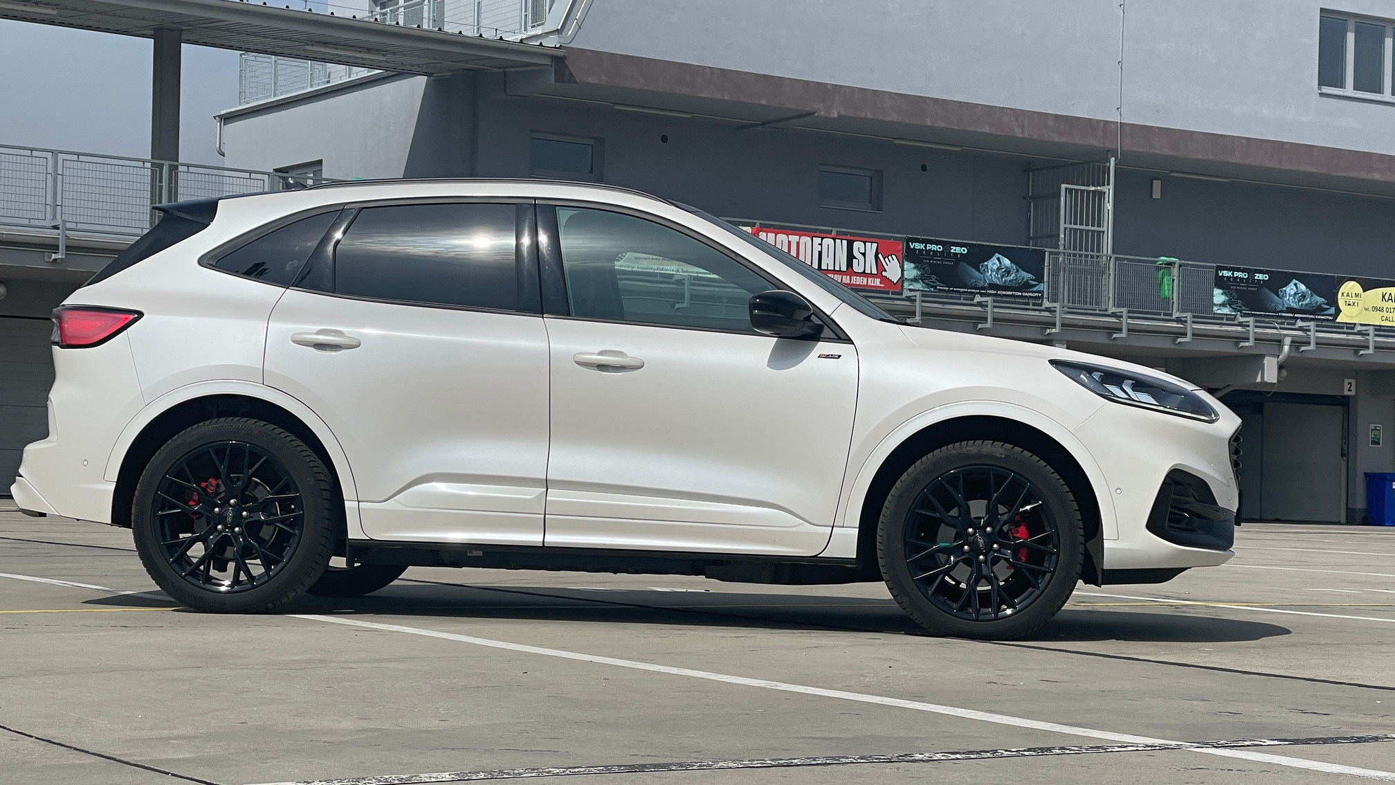 Kuga s rázvorom 2 710 mm ponúka prekvapivo priestranný interiér.