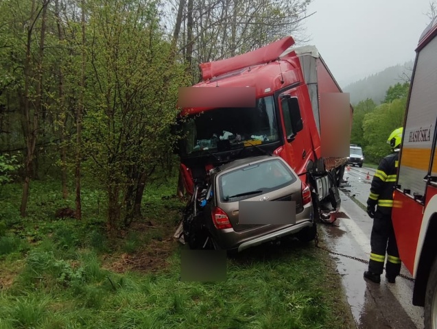 Dopravná nehoda, zrážka kamióna s osobným autom