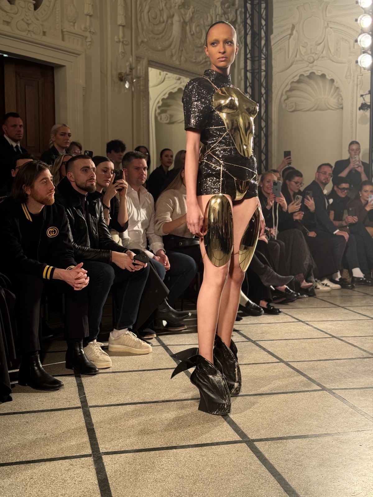 Modelka na prehliadke Jean Gritsfeldta. 