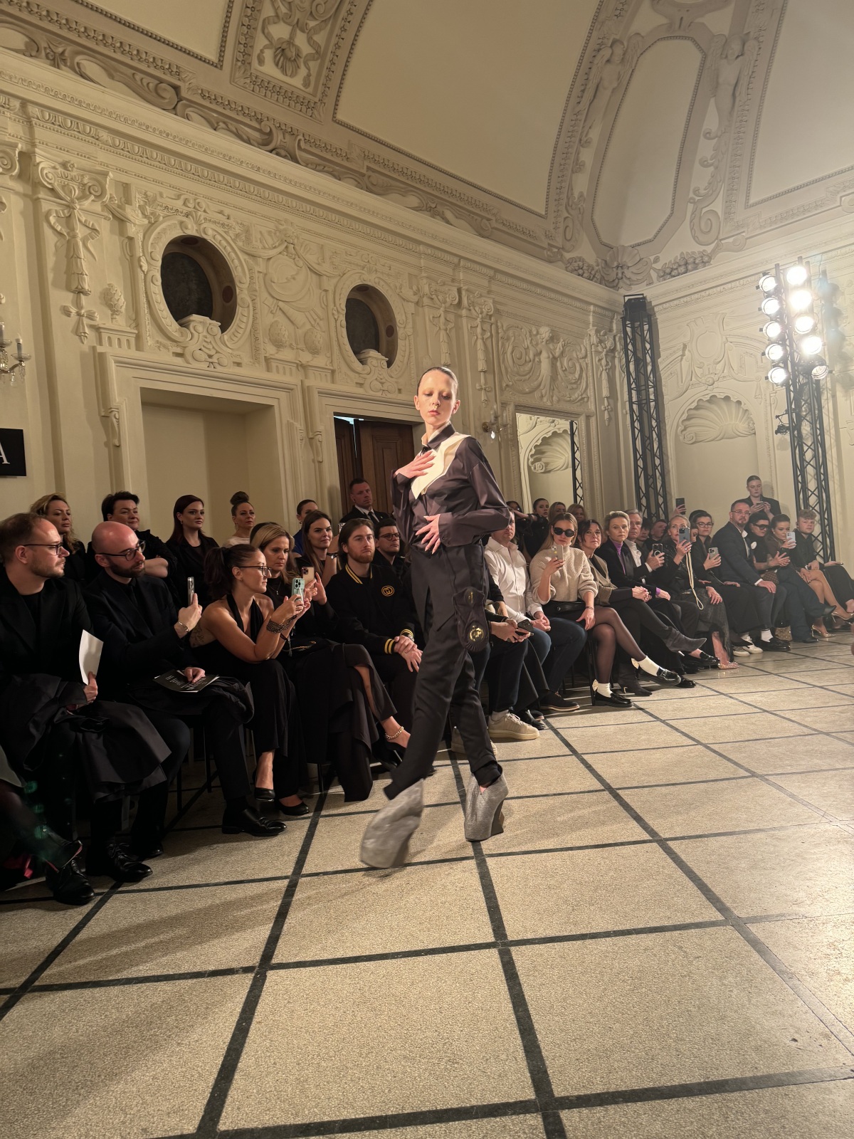 Modelka na prehliadke Jean Gritsfeldta. 