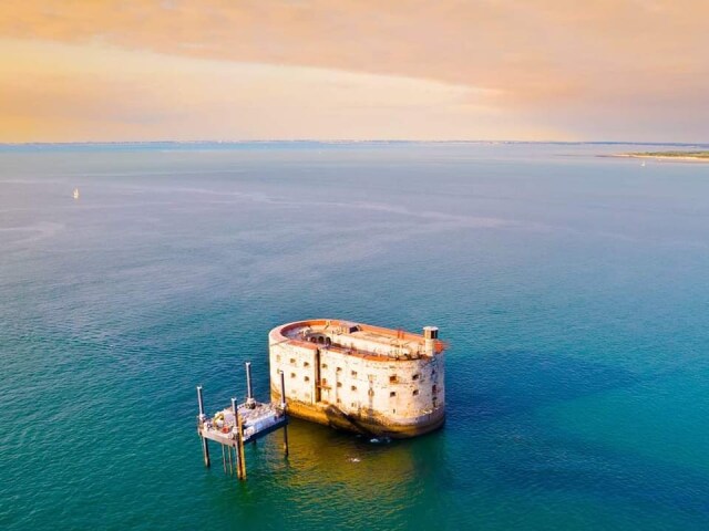 Do pevnosti Boyard sa dá dostať len loďou alebo vrtuľníkom.