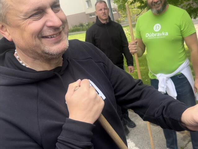 Andrej Danko sa pokúša dokázať zlomený zub.