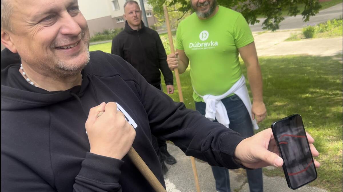 Andrej Danko sa pokúša dokázať zlomený zub.