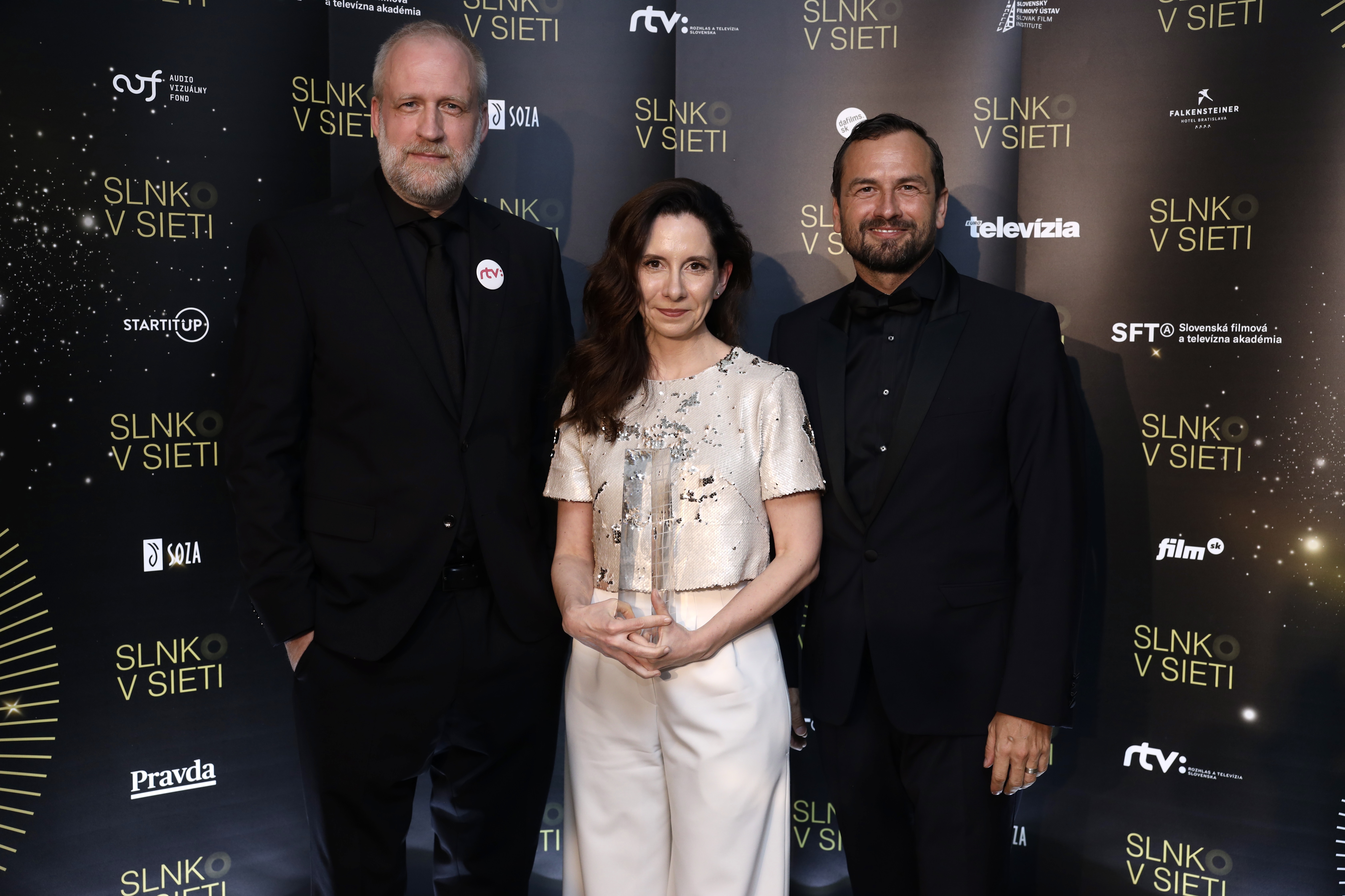 Tvorcovia televíznej minisérie Matematika zločinu - režisér Peter Bejbak, kreatívna producentka Iva Kašpárková Jestřábová a producent Rastislav Šesták s ocenením Slnko v sieti.