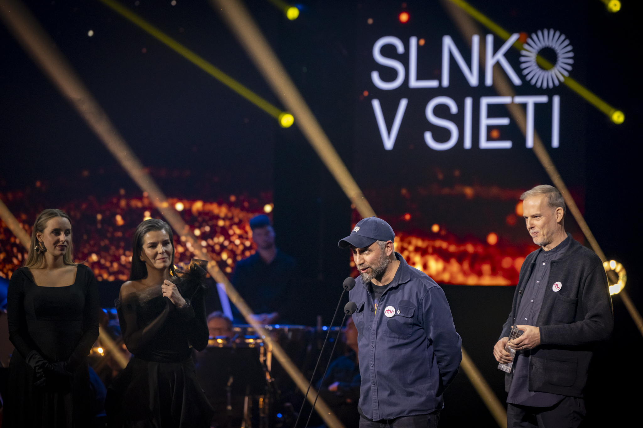 Režisér Jonáš Karásek pri preberaní ocenenia Slnko v sieti za film Invalid.