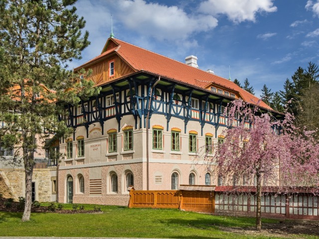 Luhačovice, Sluneční lázne, Vodoliečebný ústav