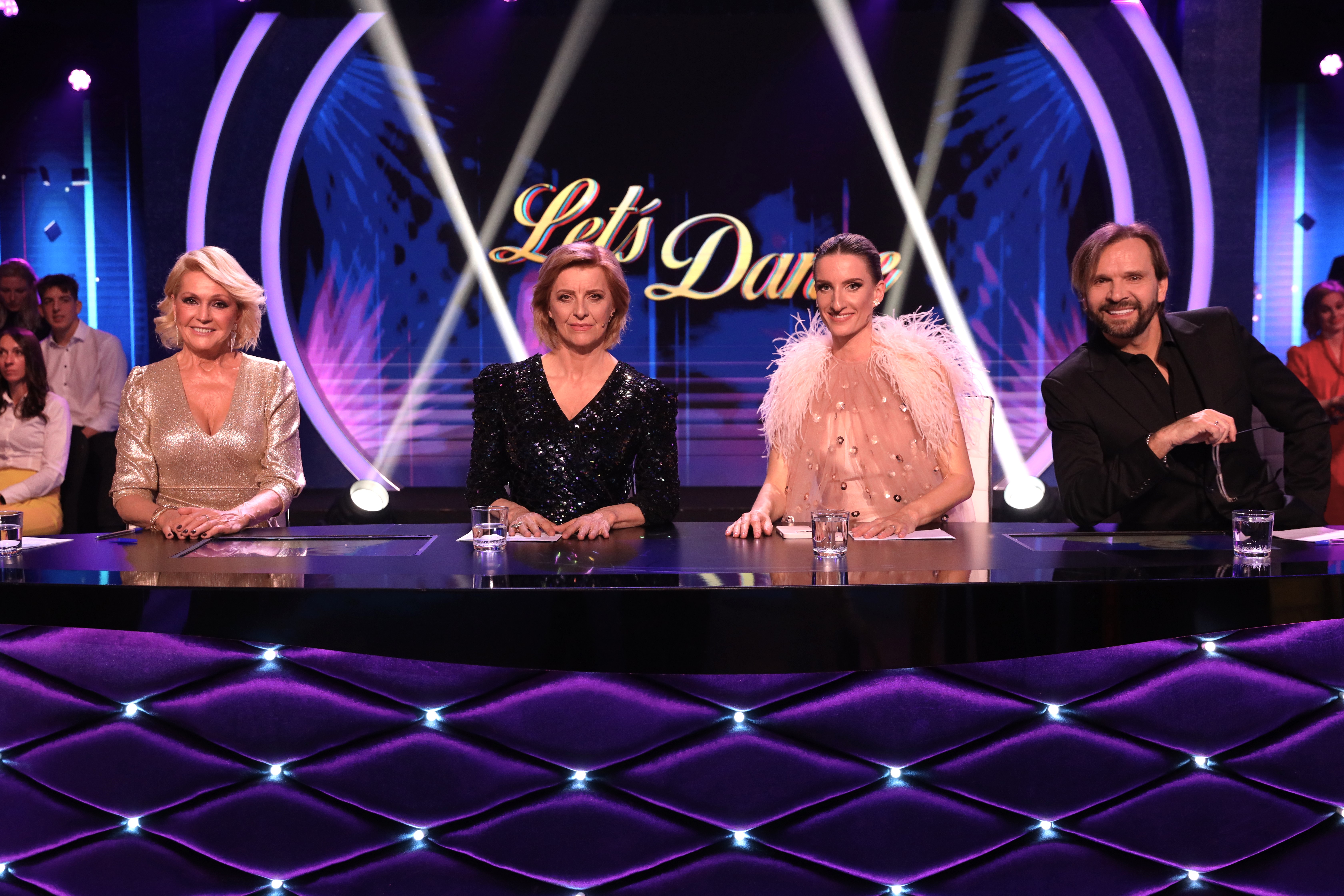 Helena Vondráčková, Tatiana Drexler, Adela Vinczeová a Ján Ďurovčík počas semifinále Let's Dance.