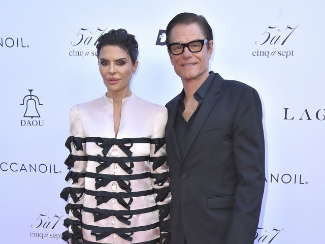 Lisa Rinna v kreácii Wiederhoeft a jej manžel Harry Hamlin.