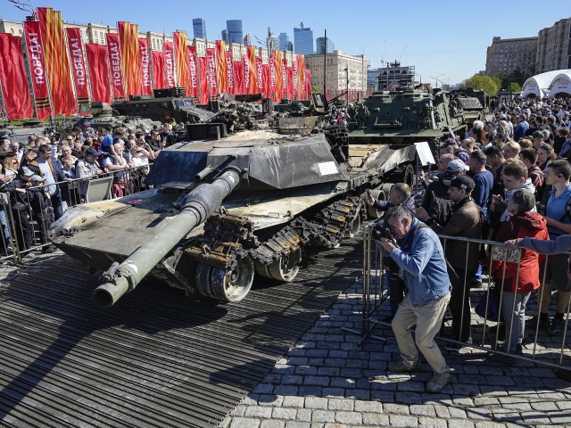 Výstava / Ruská propaganda / Tank / Abrams M1A1 /