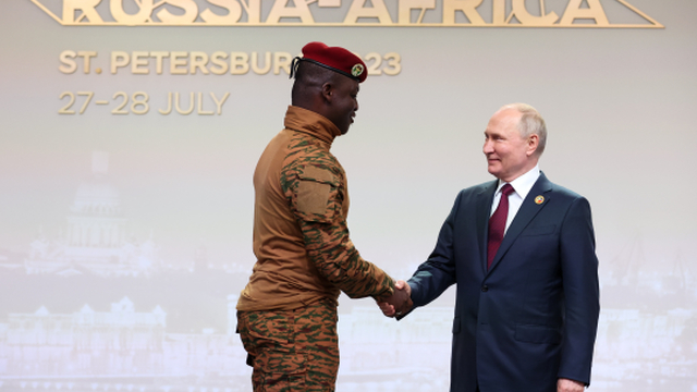 Veliteľ z Burkiny Faso Ibrahim Traore (vľavo) a ruský prezident Vladimir Putin si podávajú ruky pred oficiálnou ceremóniou na summite Rusko - Afrika v Petrohrade vo štvrtok 27. júla 2023. Viacerí účastníci samitu privítali násilný prevrat v Nigeri, ktorí uskutočnila prorusky naladená armáda niekoľko dní pred samitom.