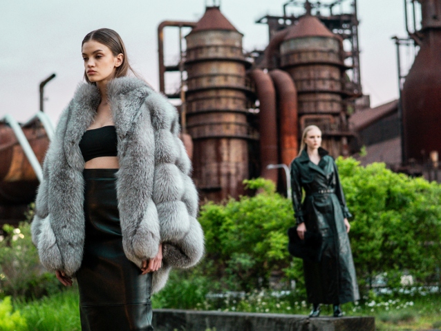 Modelka na prehliadke Farah Kimia v priestoroch Dolných Vítkovíc v Ostrave. Kimia prezentovala novú kolekciu v rámci programu sekcie ÚNOS by Virvar na akcii fest1val.