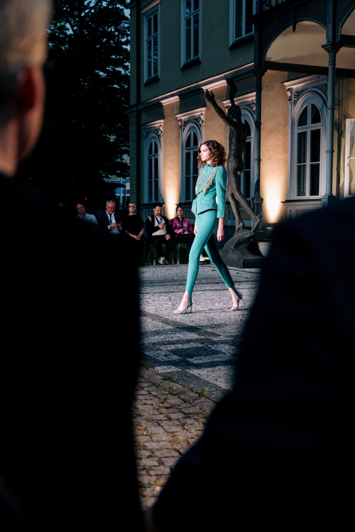 Modelka v šatách z kolekcie dizajnéra Borisa Kráľa