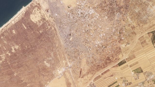 V strede satelitnej snímky z 4. mája 2024 spoločnosti Planet Labs PBC vidieť mesto Rafah na juhu Pásma Gazy. Na obrázku vľavo je vidieť Egypt, v pravom dolnom rohu Izrael. Izraelská armáda sa pripraje na masívnu ofenzívu napriek mierovým rokovaniam s Hamasom, ktoré sprostredkúva Egypt a finálna podoba prímeria je doslova na spadnutie.
