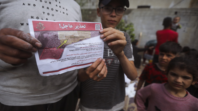 Palestínčania držia letáky zhodené izraelskými lietadlami, ktoré ich vyzývajú na evakuáciu pred izraelskou vojenskou operáciou v meste Rafah na juhu pásma Gazy v pondelok 6. mája 2024. Príkaz sa týka desaťtisícov ľudí a mohol by signalizovať širšiu inváziu do Rafahu, ktorý Izrael po siedmich mesiacoch vojny označil za poslednú veľkú baštu Hamasu.