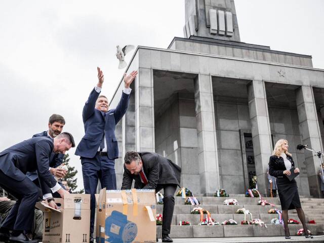 Robert Fico vypustil na Slavíne holubice mieru.
