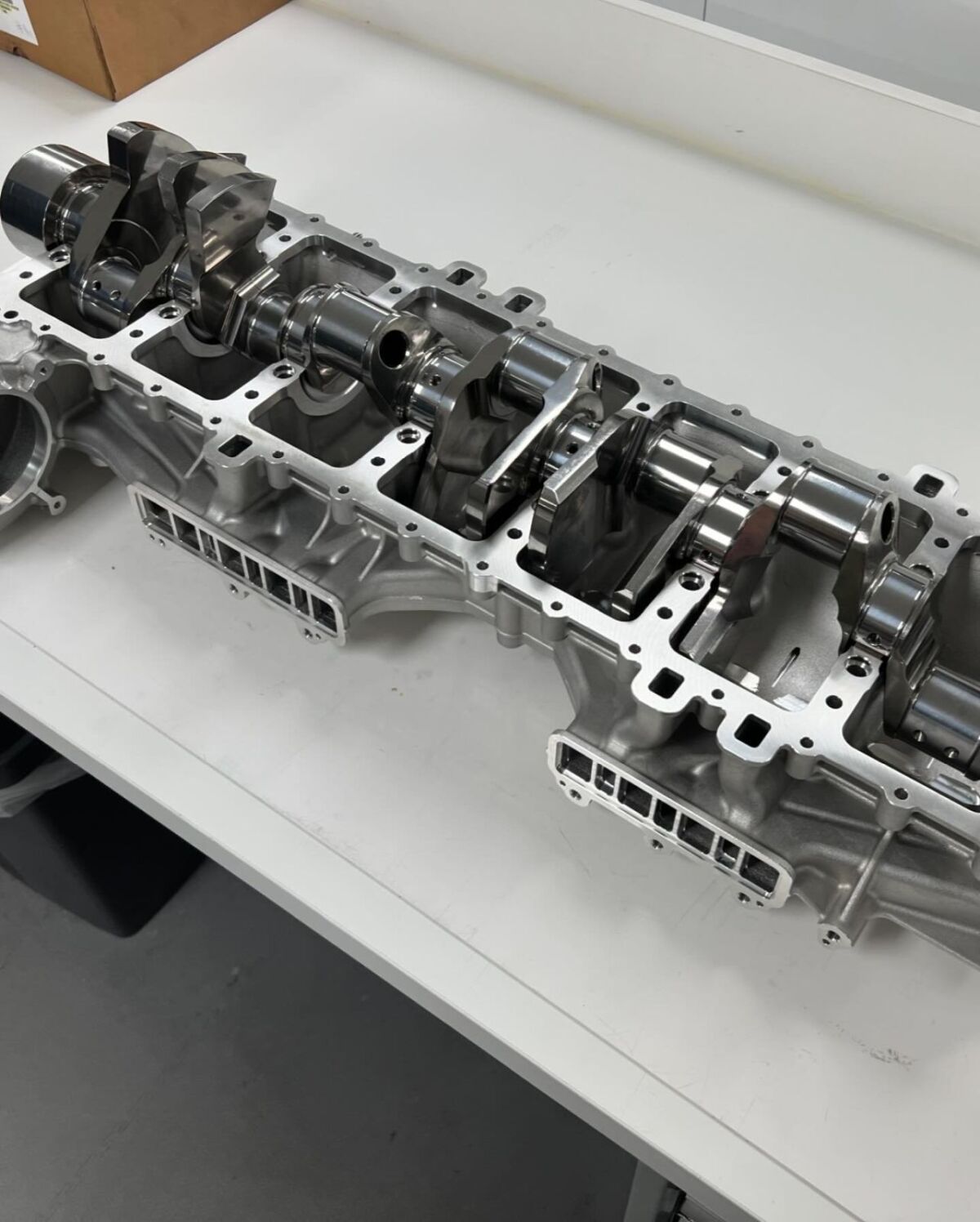 Bugatti - motor 8,3 V16
